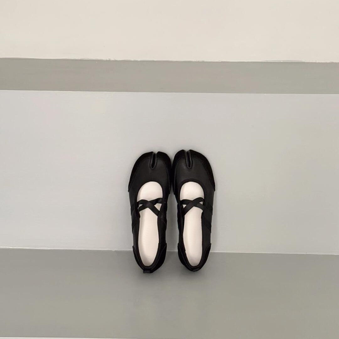Cross-strap genuine leather ballet flats with split toes