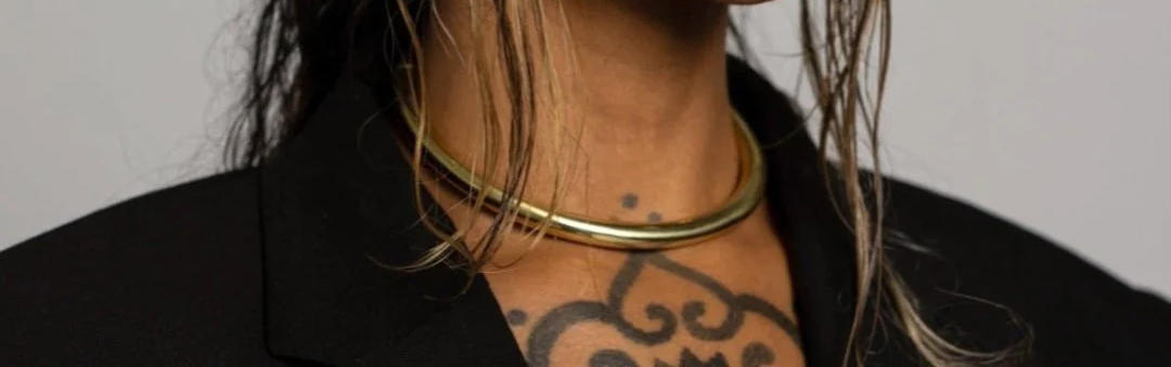 Metal collar with closure