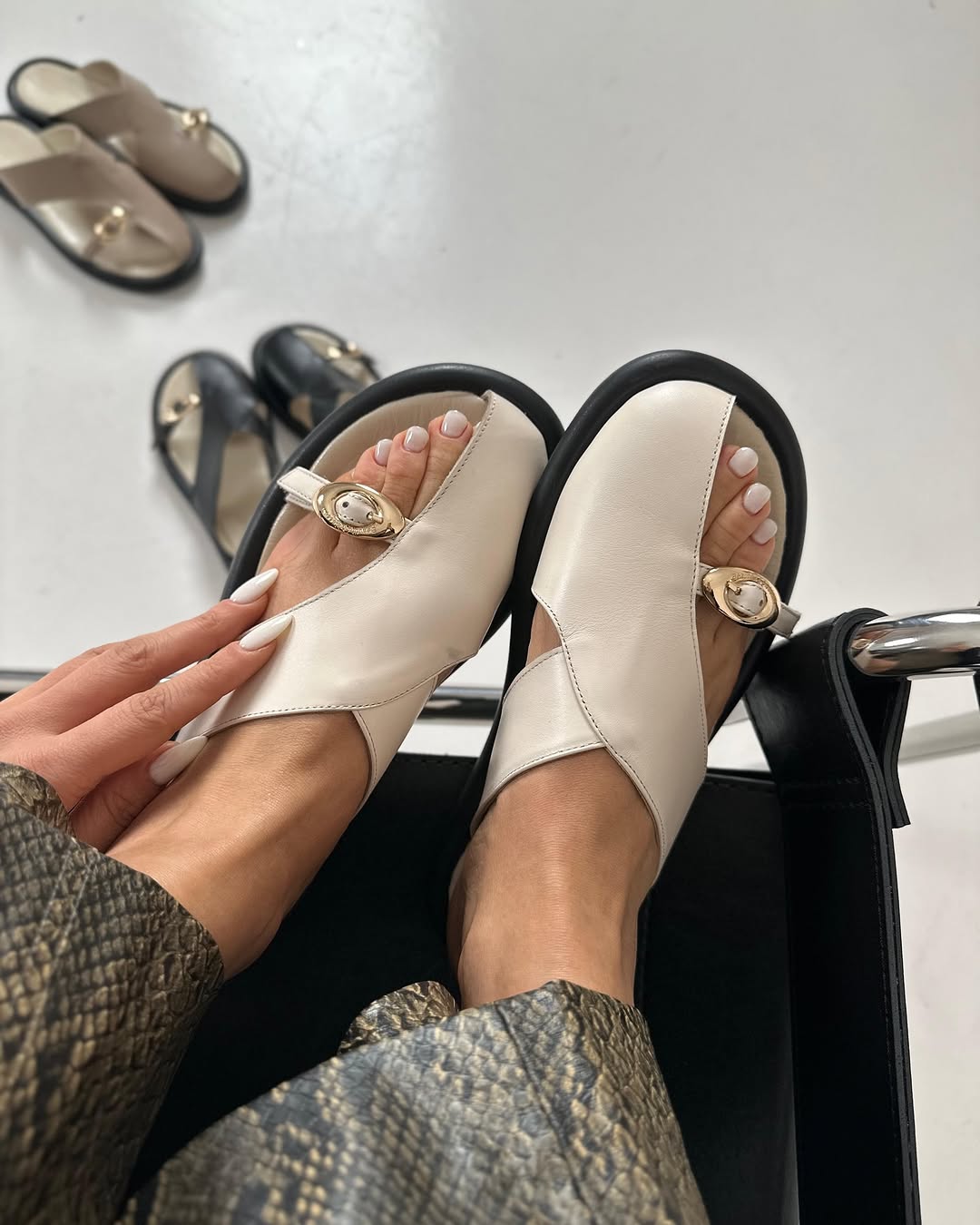 Leather half-closed slippers