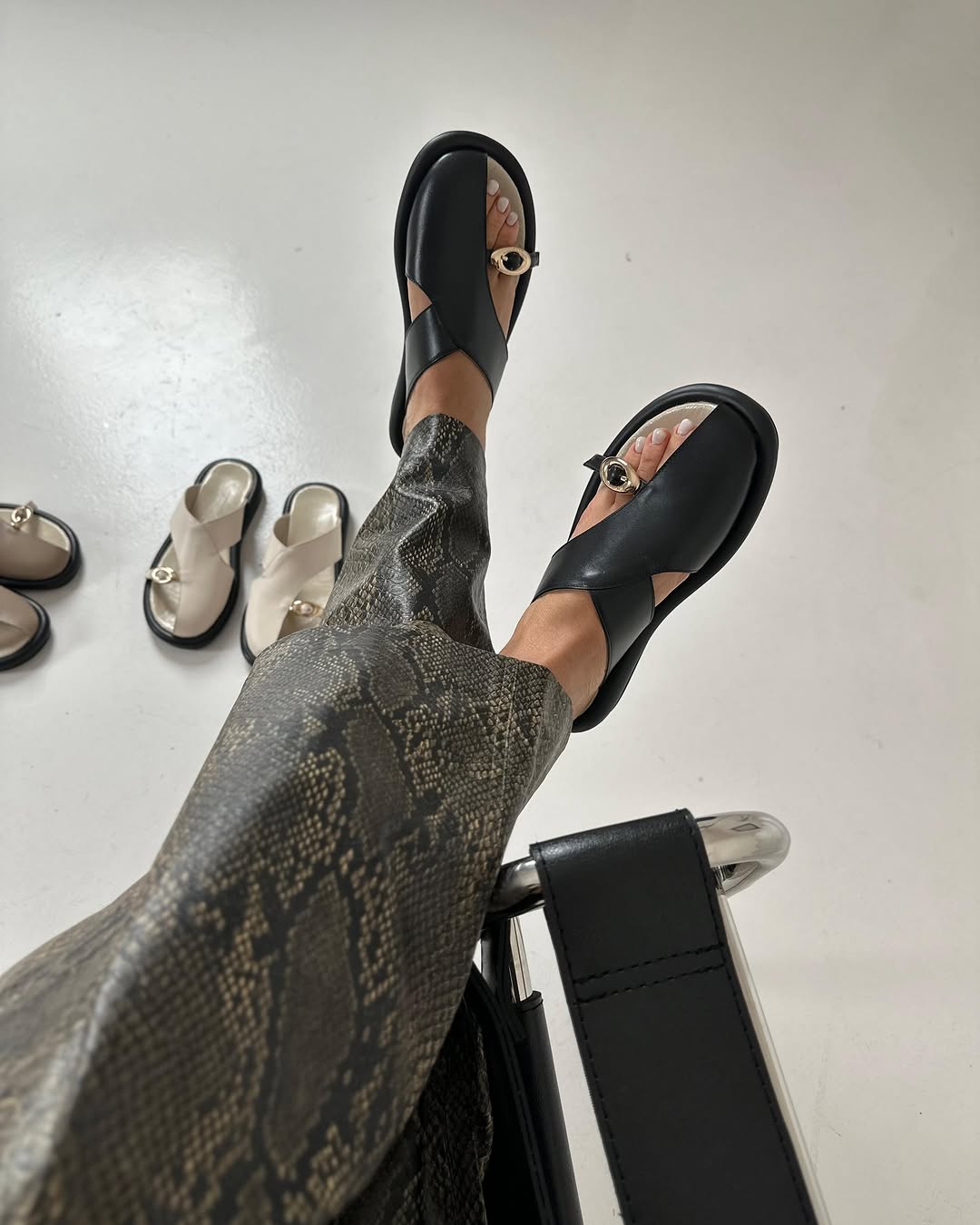 Leather half-closed slippers