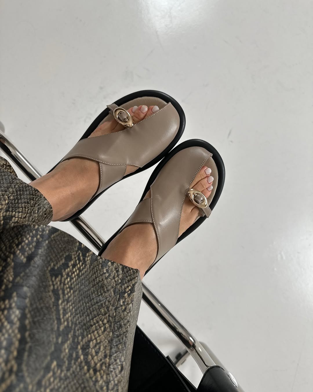 Leather half-closed slippers