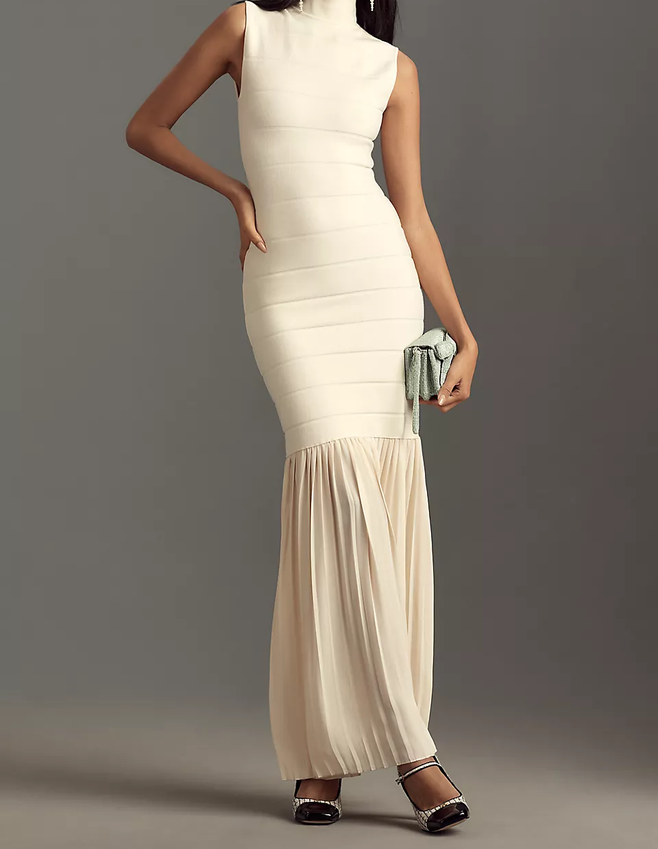 Half turtleneck pleated sleeveless dress