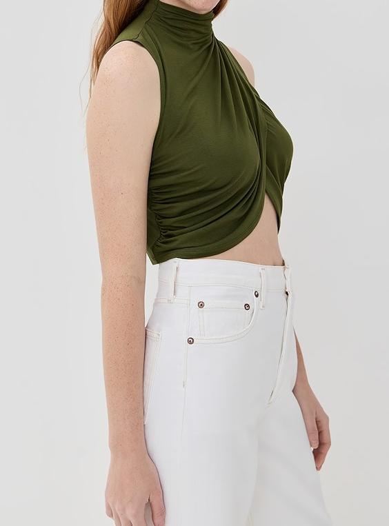Irregular length pleated skirt