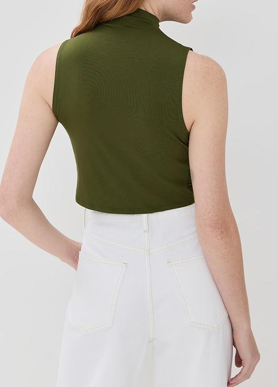 Irregular length pleated skirt