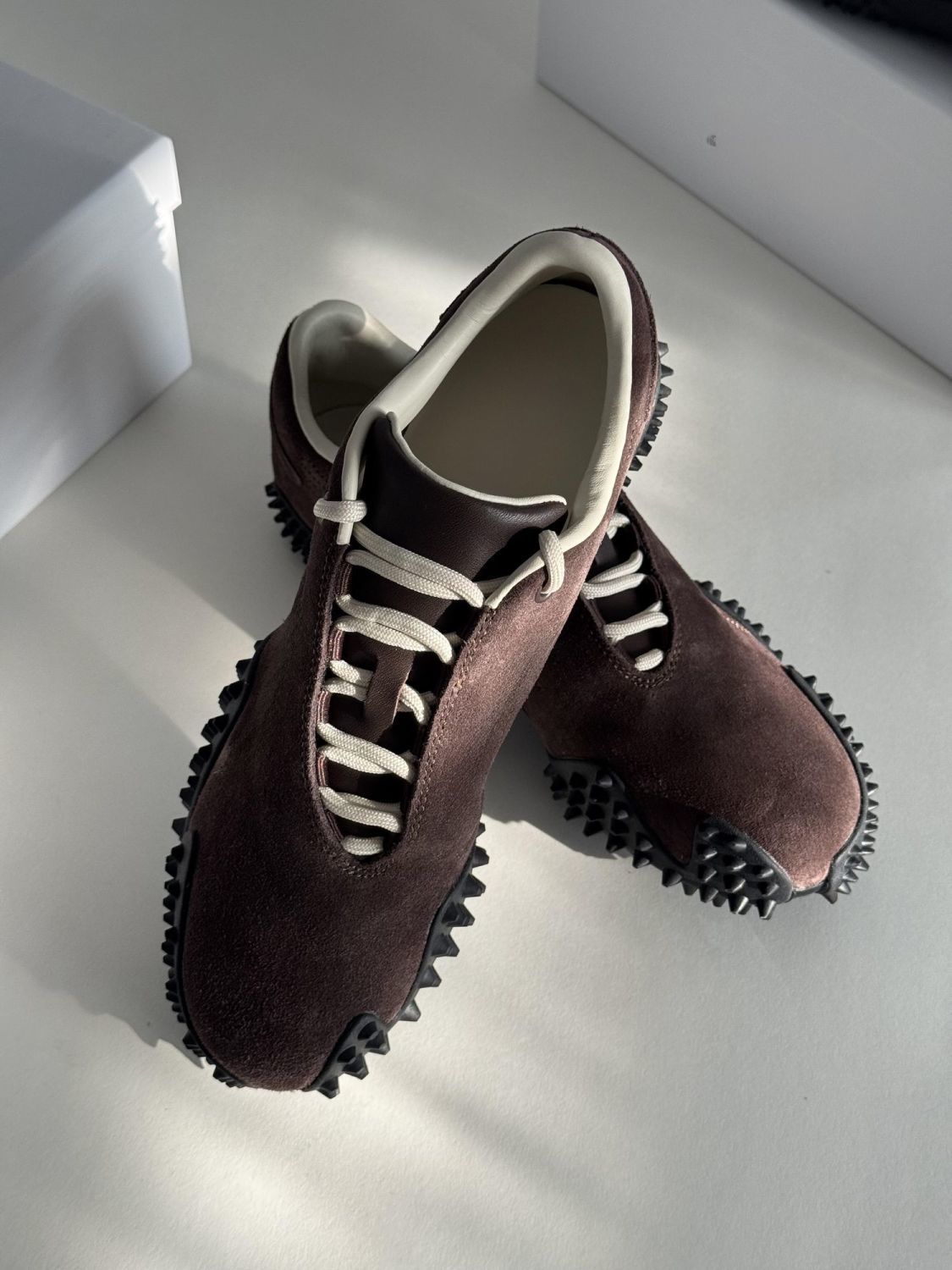 Flat sports jogging shoes