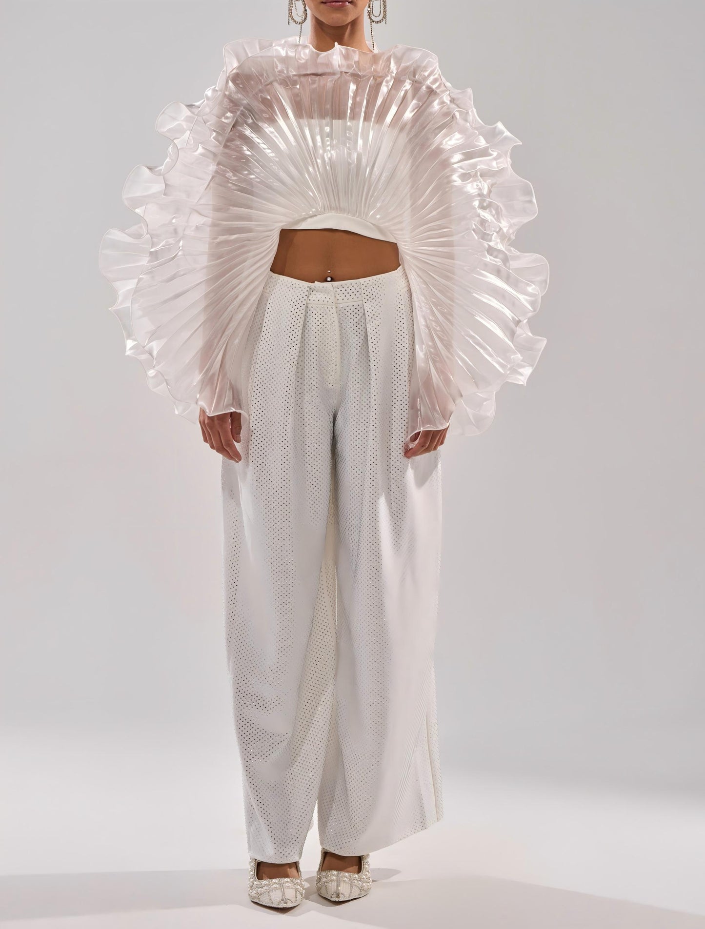 Fan-shaped three-dimensional pleated top