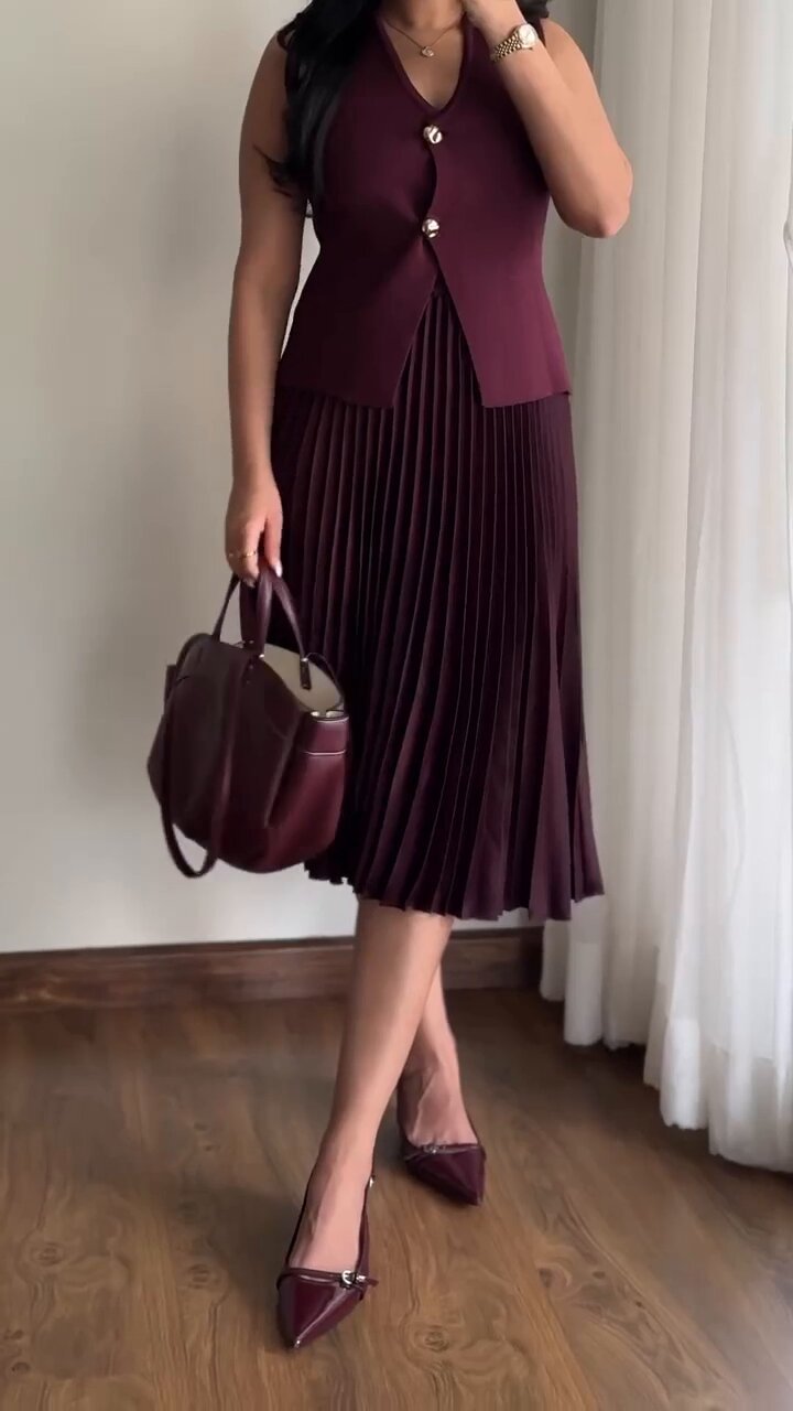 Knitted vest pleated skirt suit