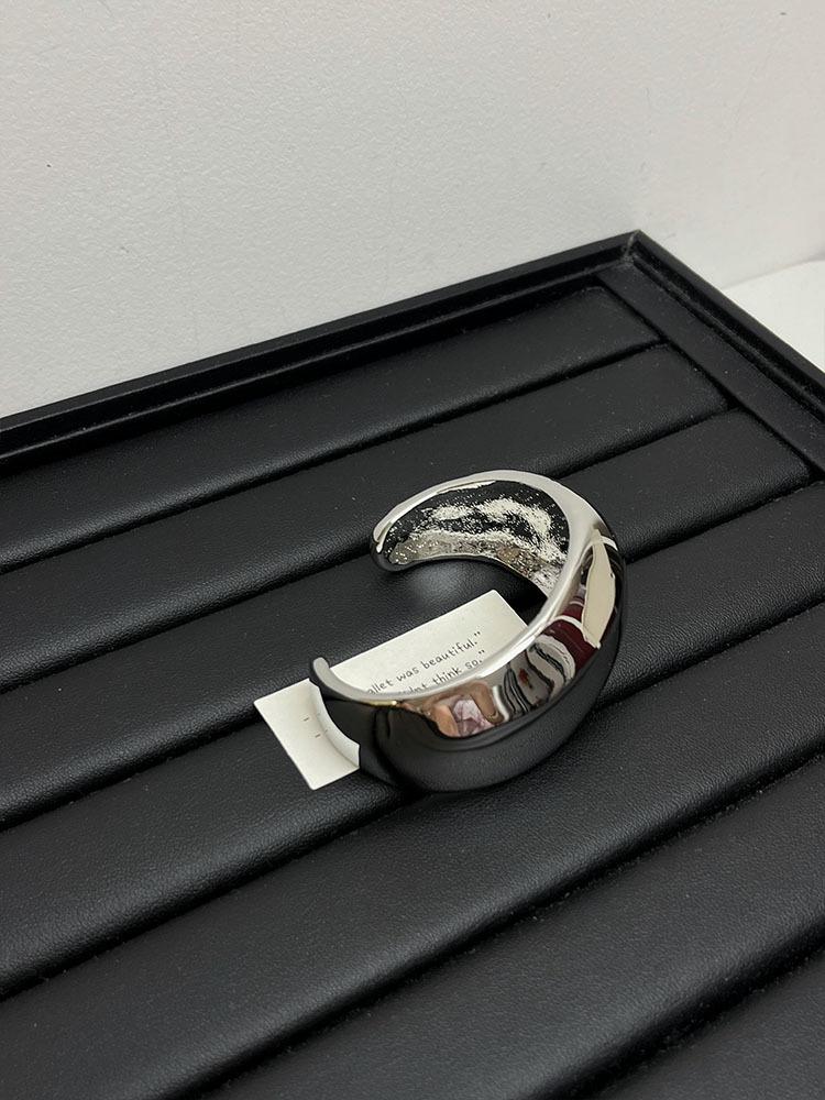 Open wide curved shiny bracelet