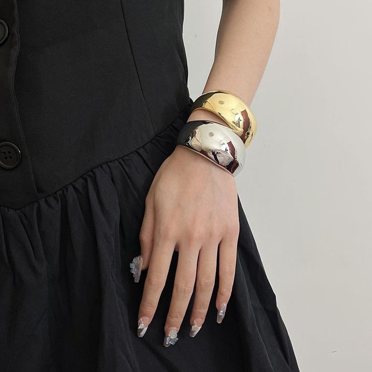 Open wide curved shiny bracelet