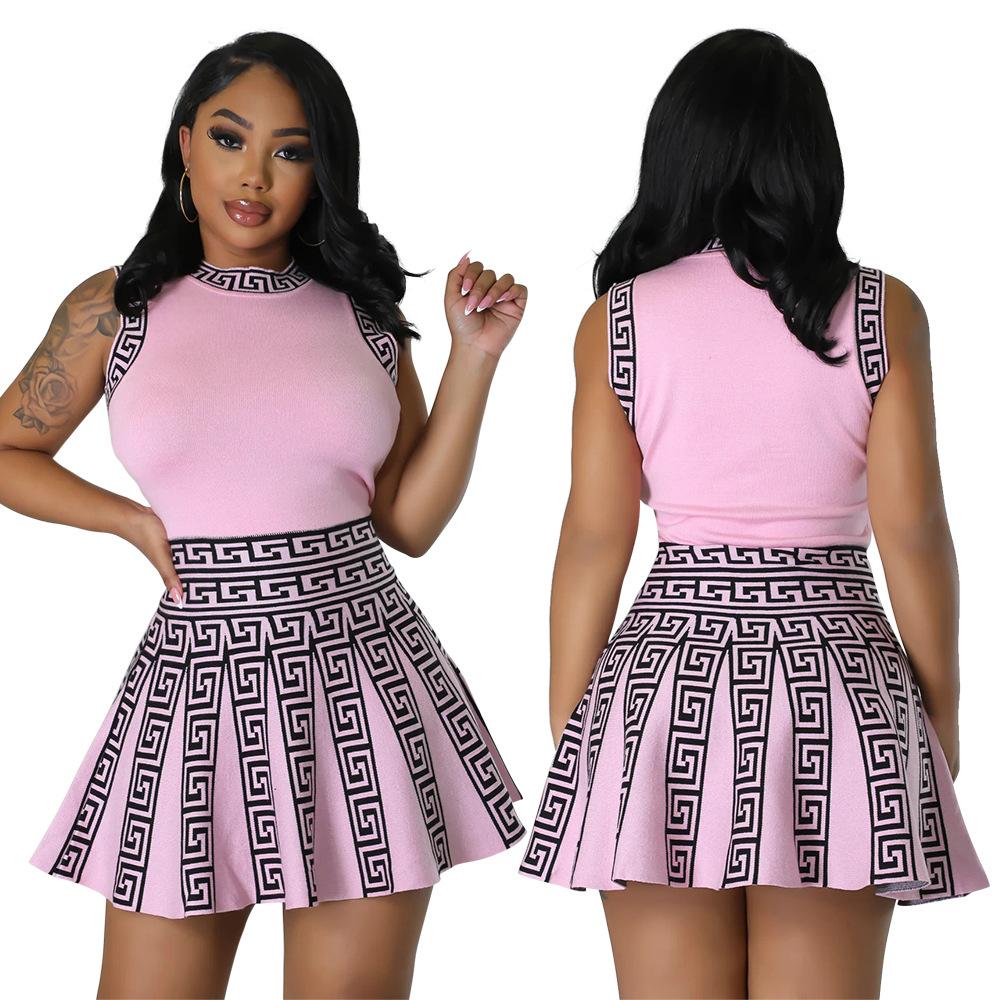 Round neck sleeveless pleated dress