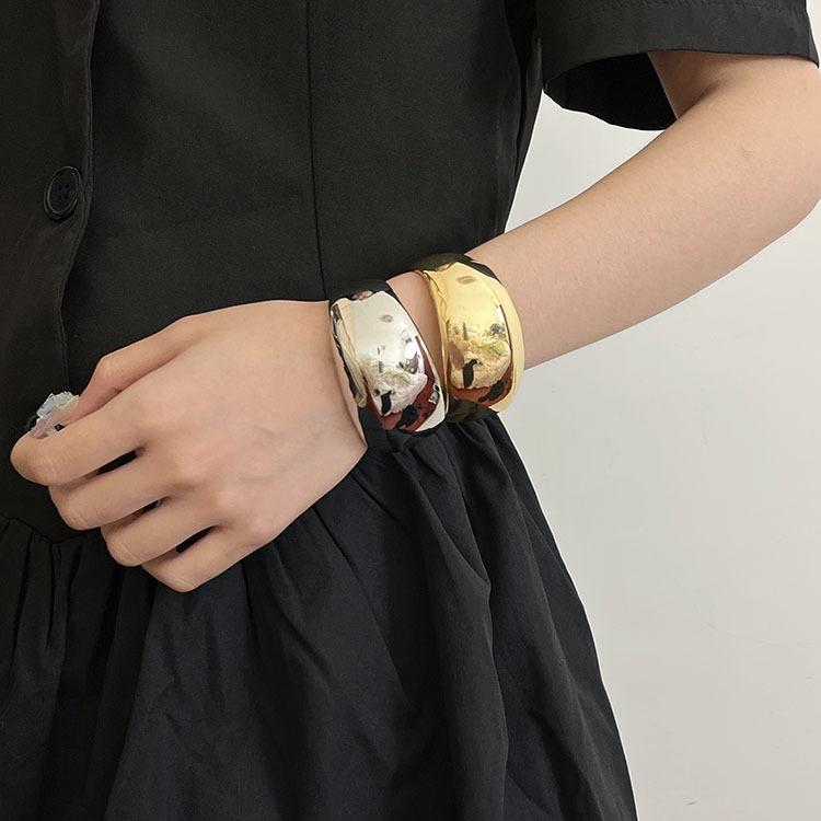 Open wide curved shiny bracelet