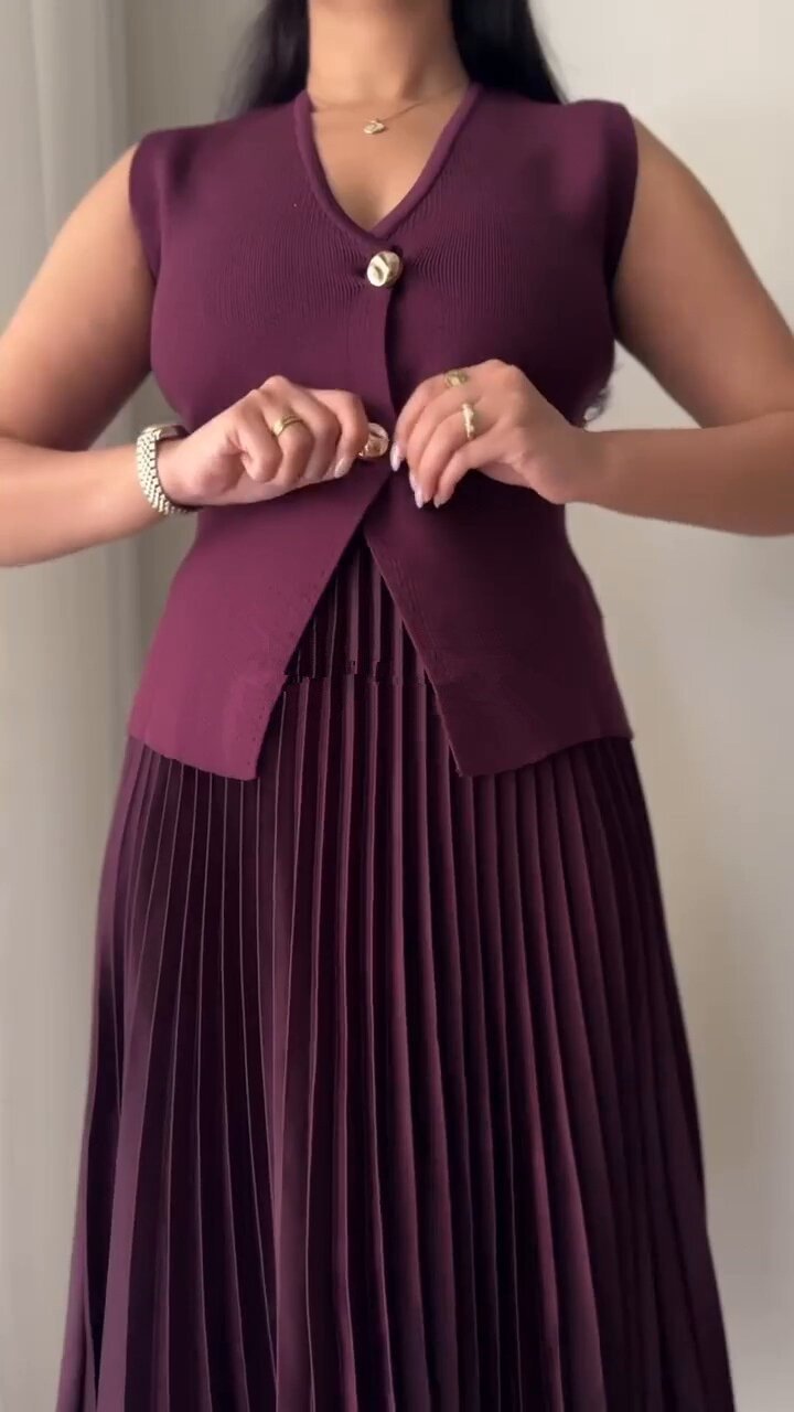 Knitted vest pleated skirt suit