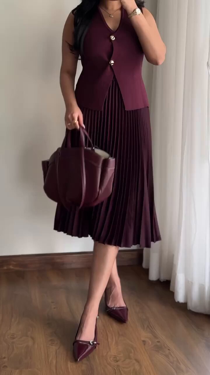 Knitted vest pleated skirt suit