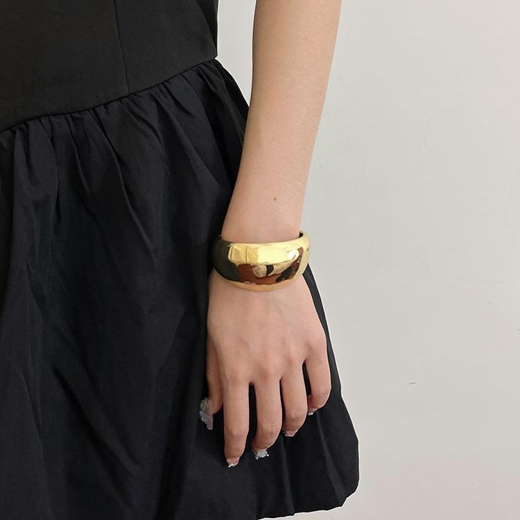 Open wide curved shiny bracelet
