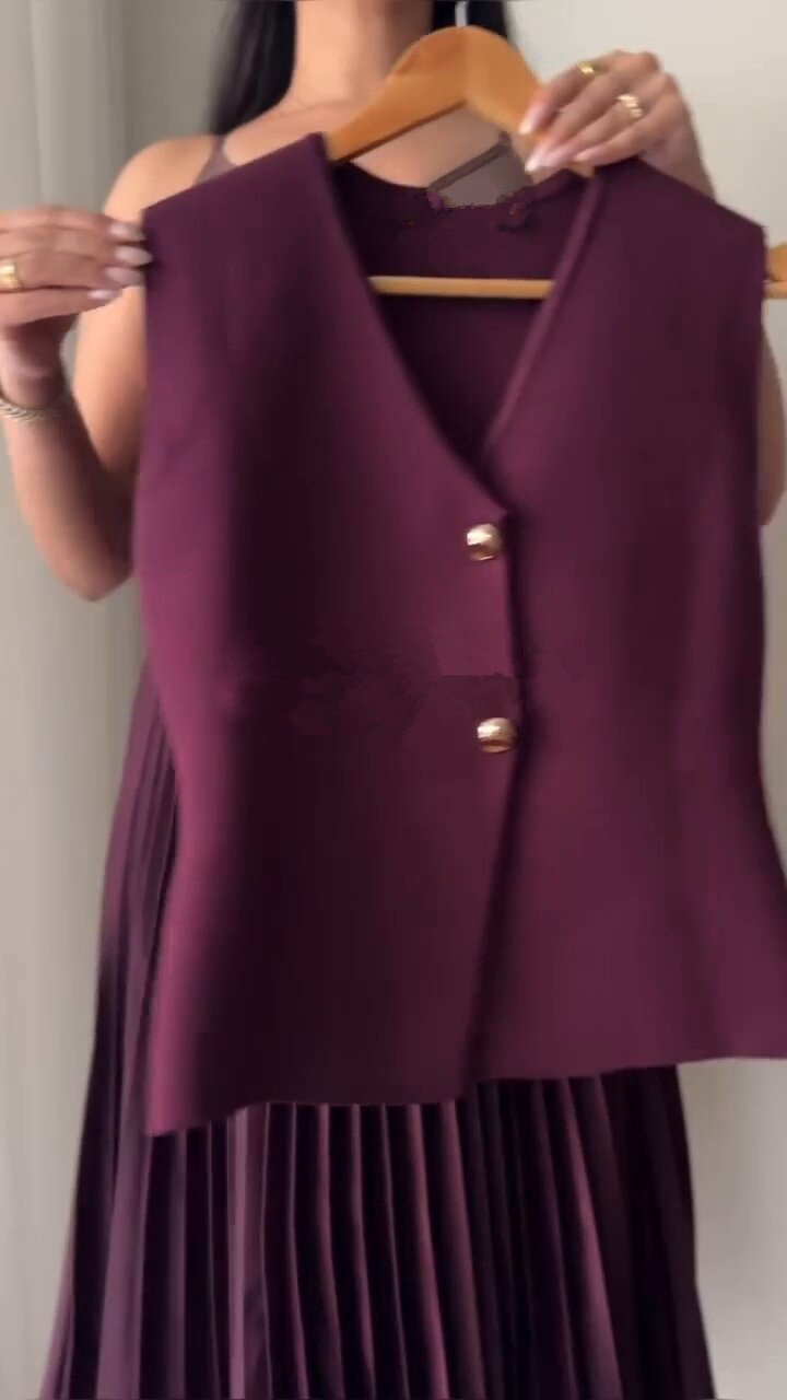 Knitted vest pleated skirt suit