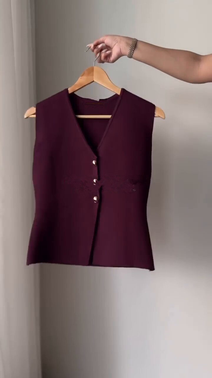 Knitted vest pleated skirt suit