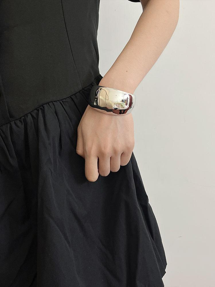Open wide curved shiny bracelet