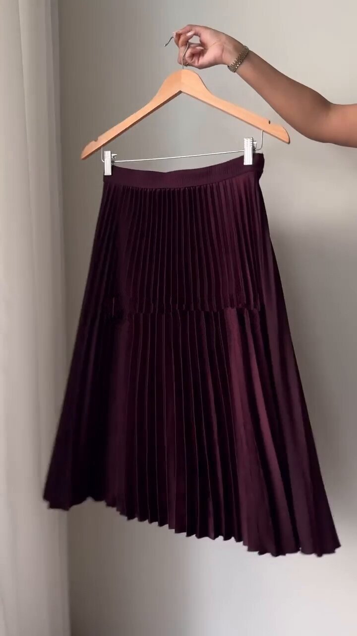 Knitted vest pleated skirt suit