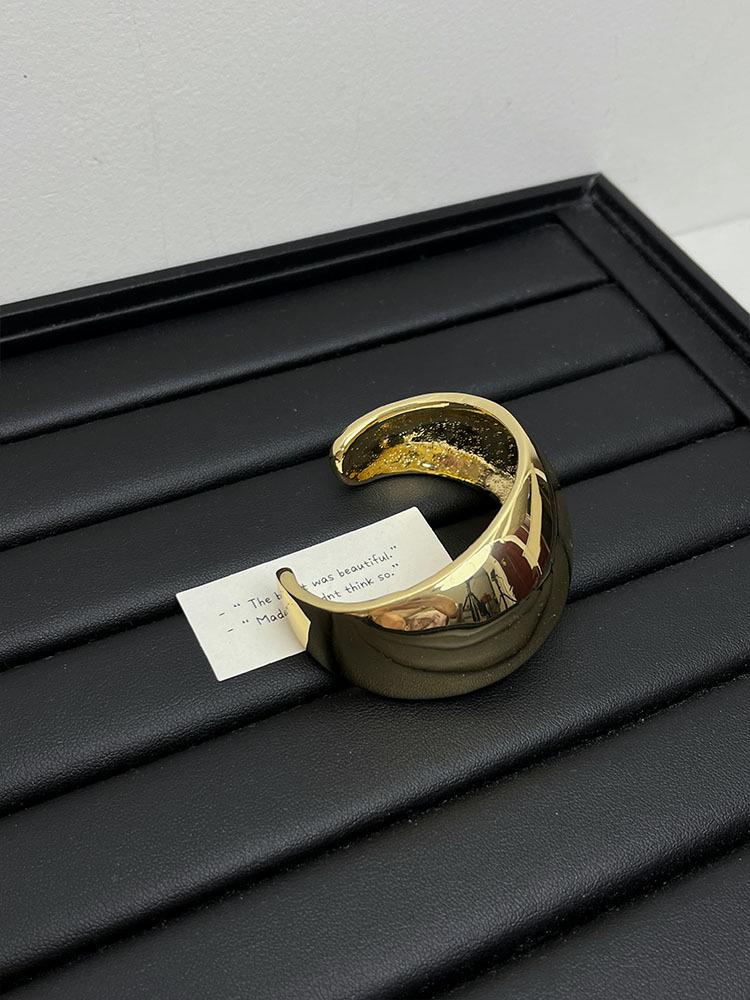 Open wide curved shiny bracelet