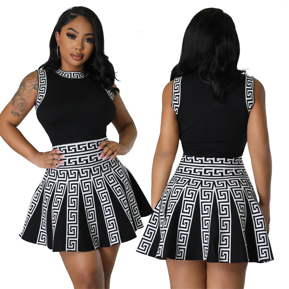 Round neck sleeveless pleated dress