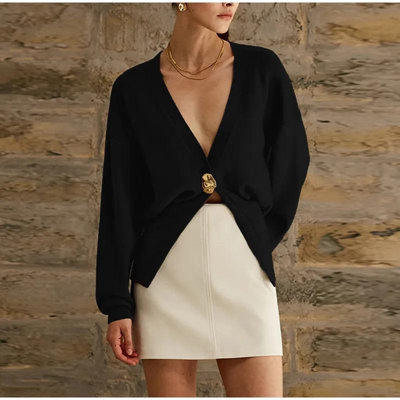 V-neck buttoned knitted cardigan