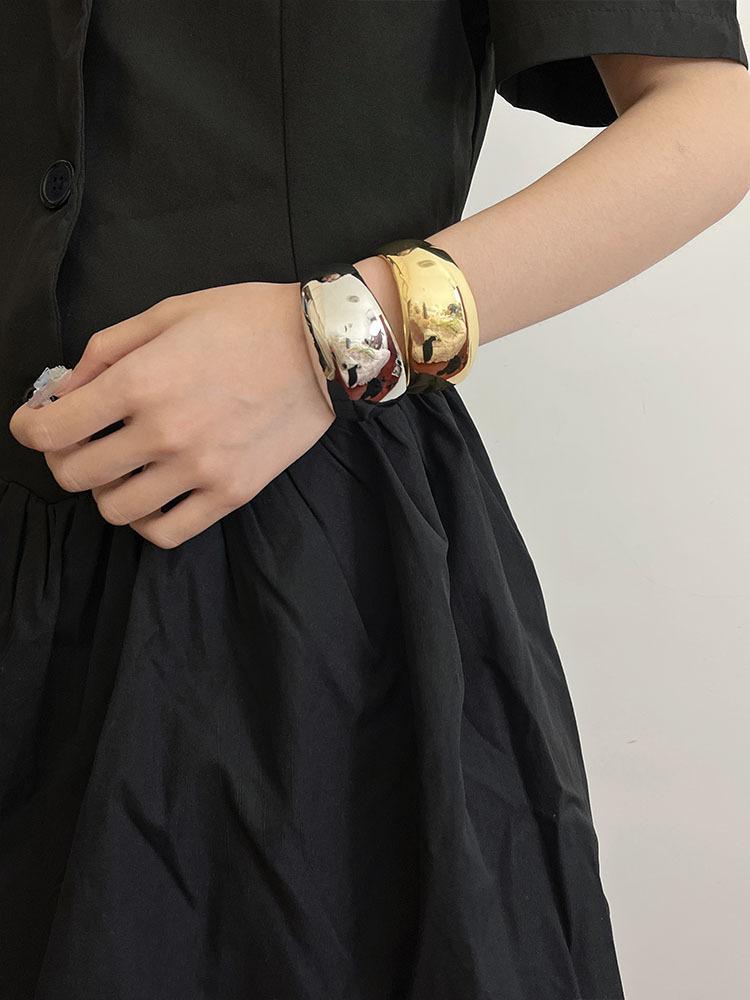 Open wide curved shiny bracelet