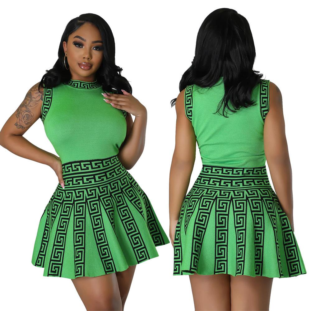Round neck sleeveless pleated dress