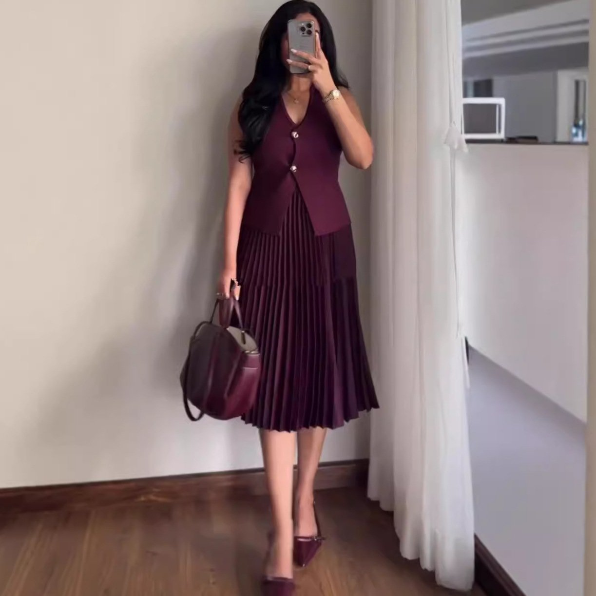 Knitted vest pleated skirt suit