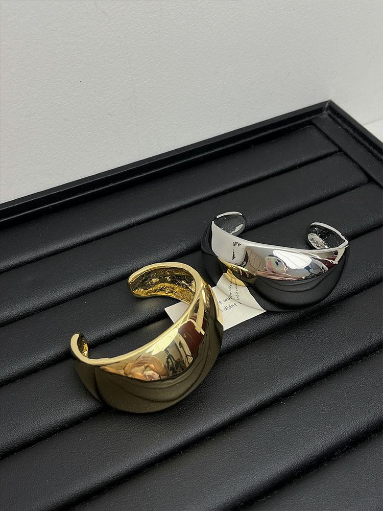 Open wide curved shiny bracelet