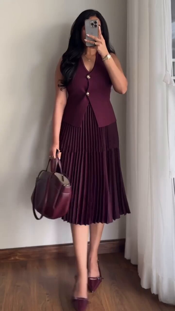 Knitted vest pleated skirt suit