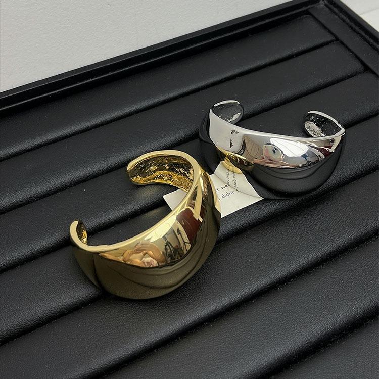 Open wide curved shiny bracelet