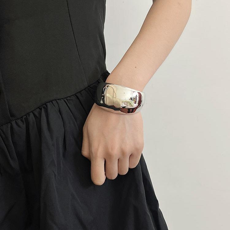 Open wide curved shiny bracelet