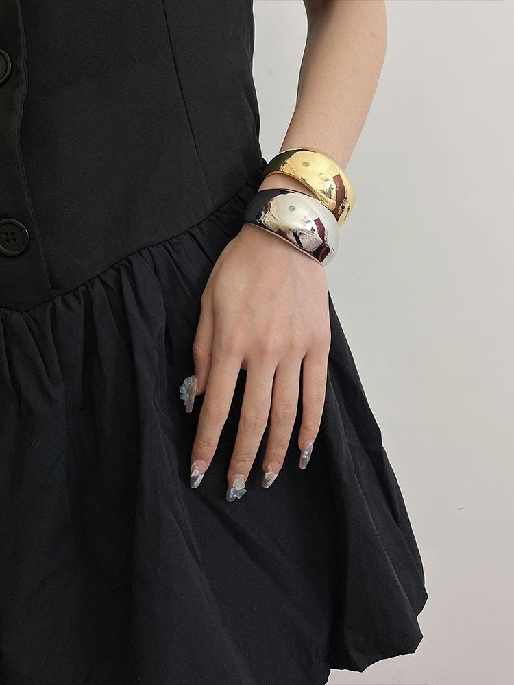 Open wide curved shiny bracelet