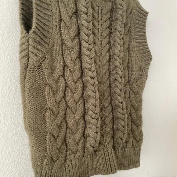 V-neck sweater cable-knit vest
