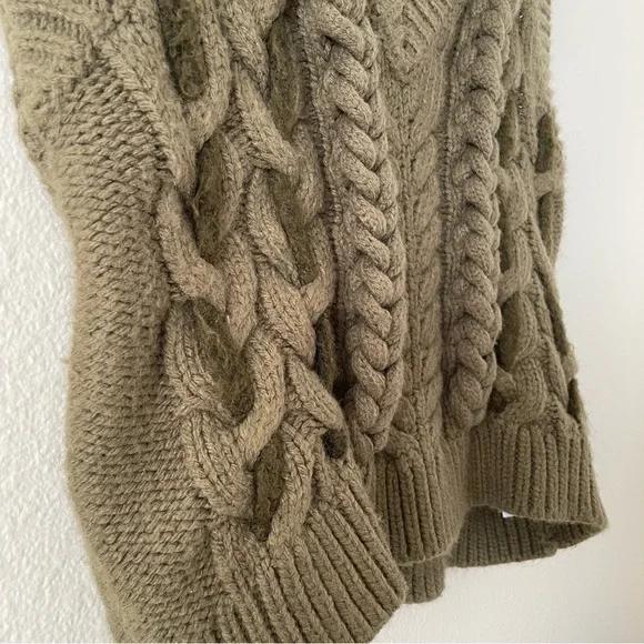 V-neck sweater cable-knit vest
