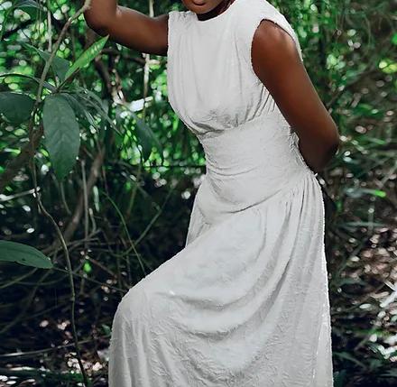 White waist sleeveless long skirt