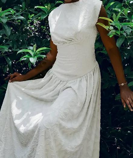 White waist sleeveless long skirt