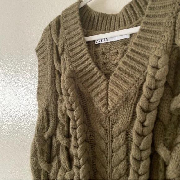 V-neck sweater cable-knit vest
