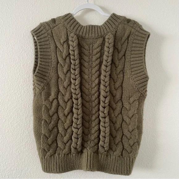 V-neck sweater cable-knit vest
