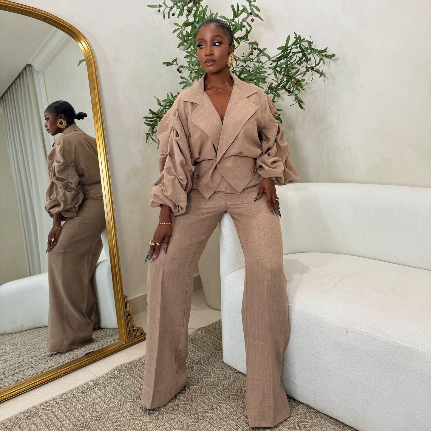 Large lapel and pleated sleeves two-piece suit