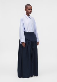 BASQUE PLEATED PANT - Trousers - navy