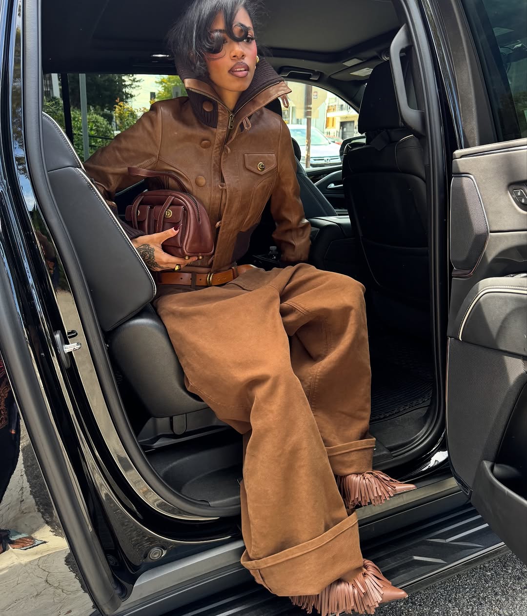 Lapel leather jacket + straight jeans