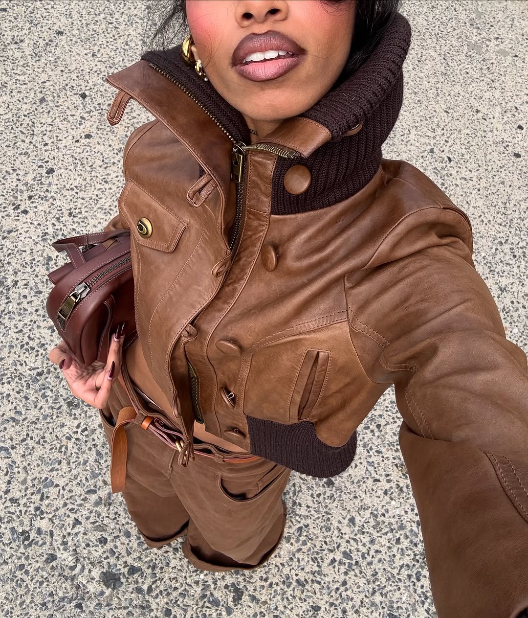 Lapel leather jacket + straight jeans