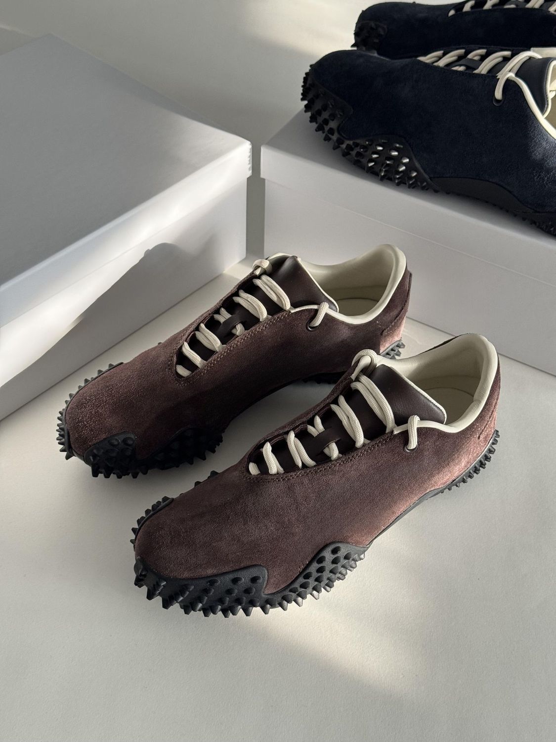 Flat sports jogging shoes
