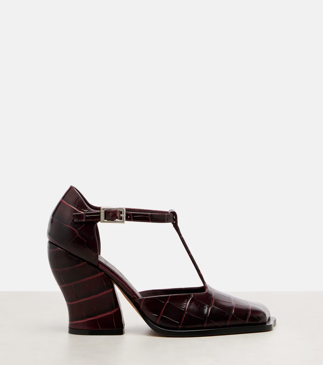 Leather crocodile-effect pumps