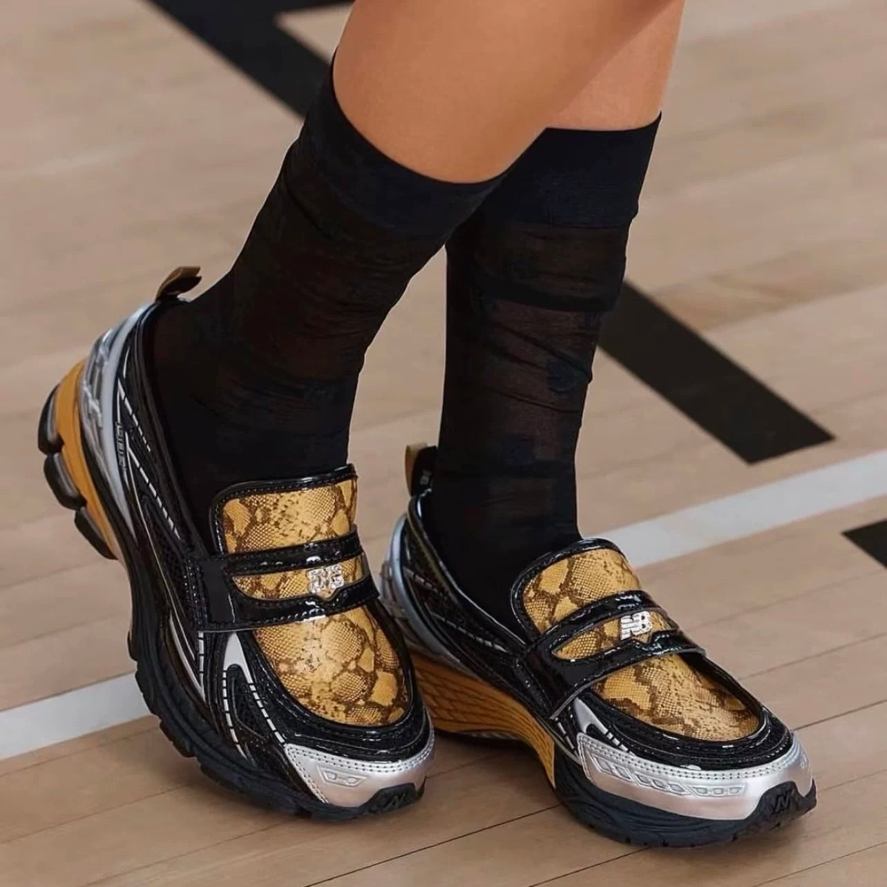 Retro contrast snake print loafers