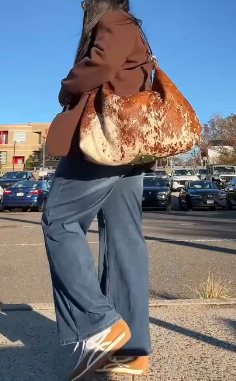 Large-capacity shoulder bag made of top-grain cowhide