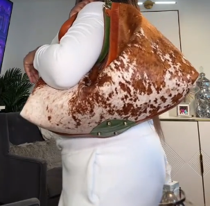 Large-capacity shoulder bag made of top-grain cowhide