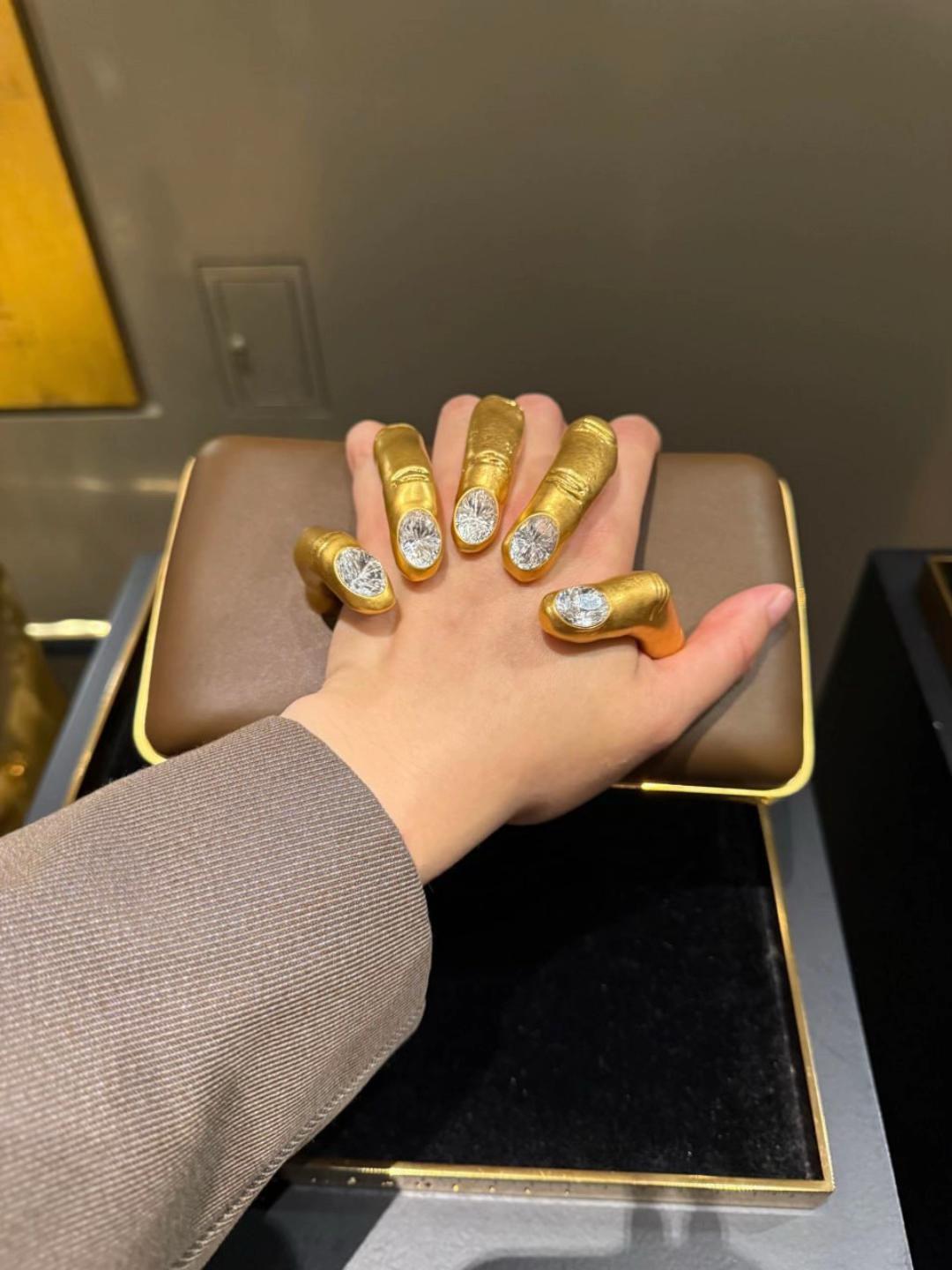 Finger-held chain evening bag