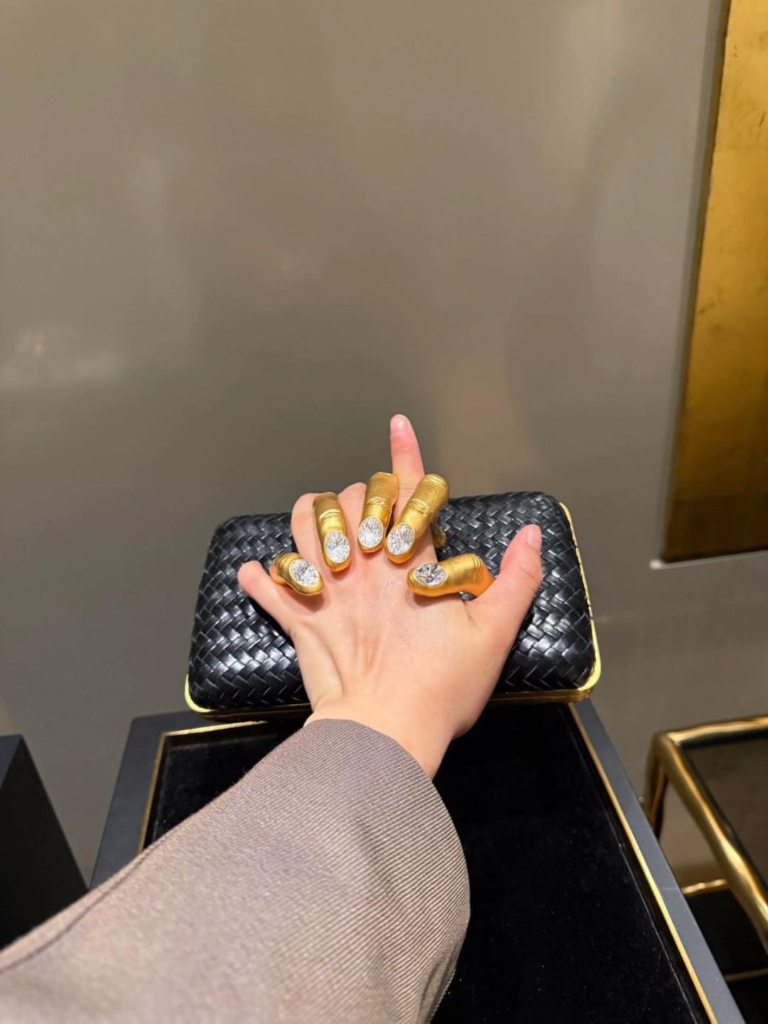 Finger-held chain evening bag